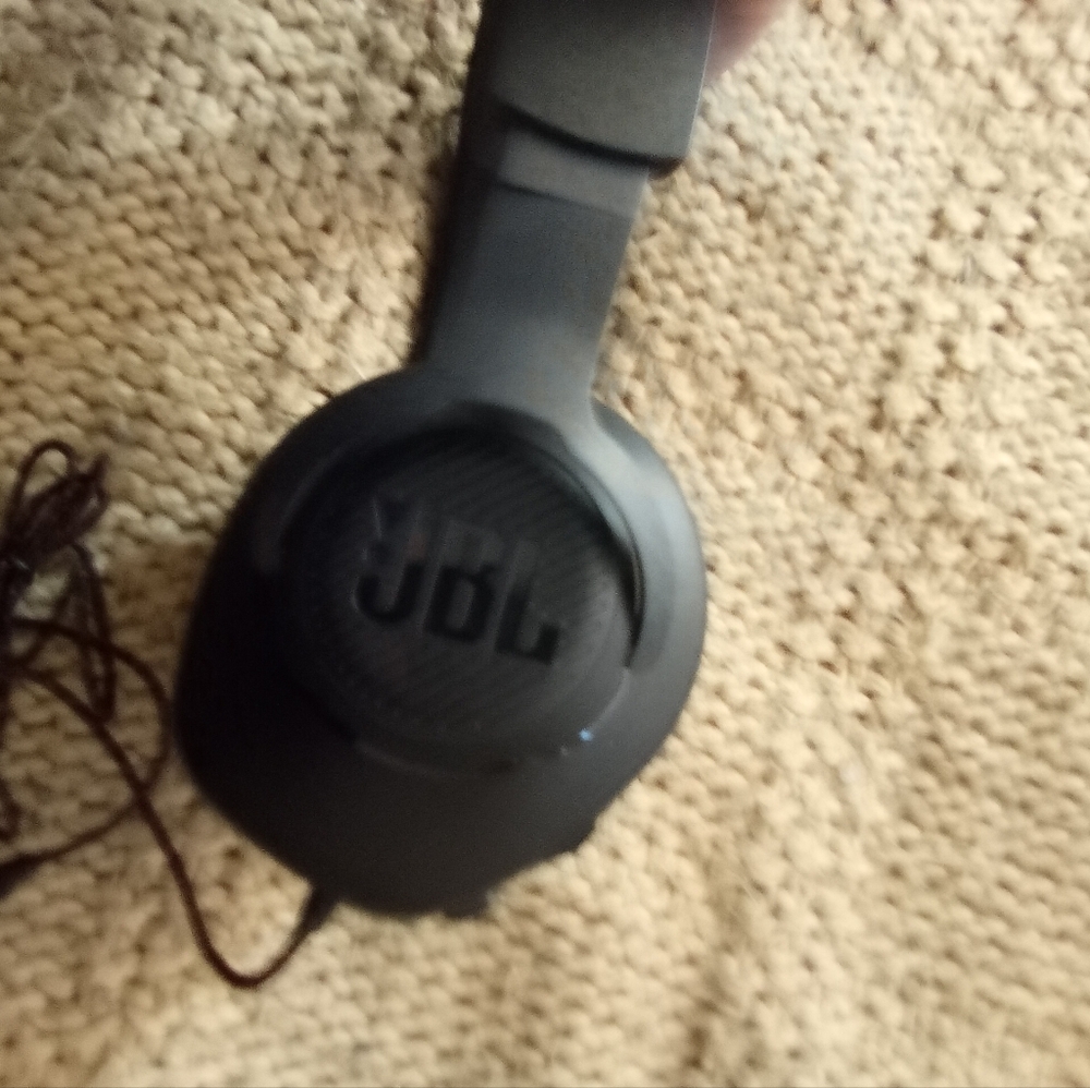 JBL noise quantum 100 headphones